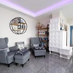 App 827 - Penthouse