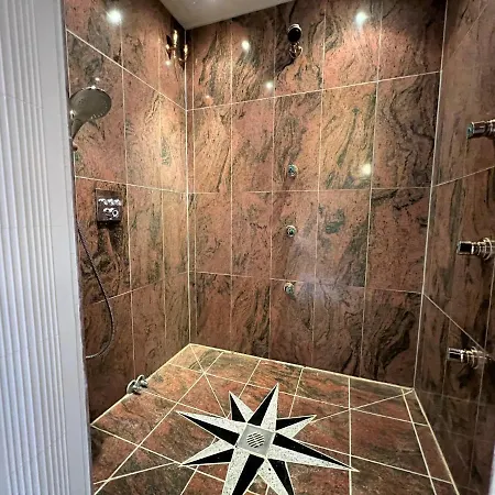 App 827 - Penthouse *