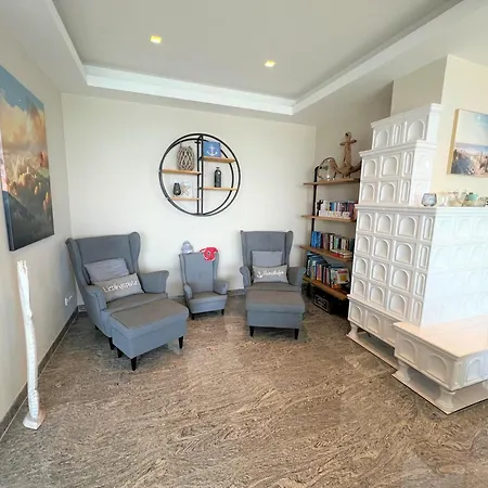 App 827 - Penthouse Apartment