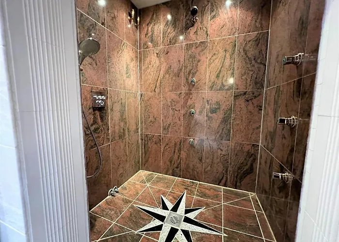 App 827 - Penthouse *